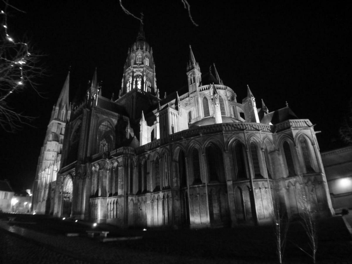 Les Combles De L Aure Grand Studio Cosy Confortable Classe 3 Etoiles Centre Bayeux 2 Mn A Pied Cathedrale Proche Plages Du Debarquement 외부 사진